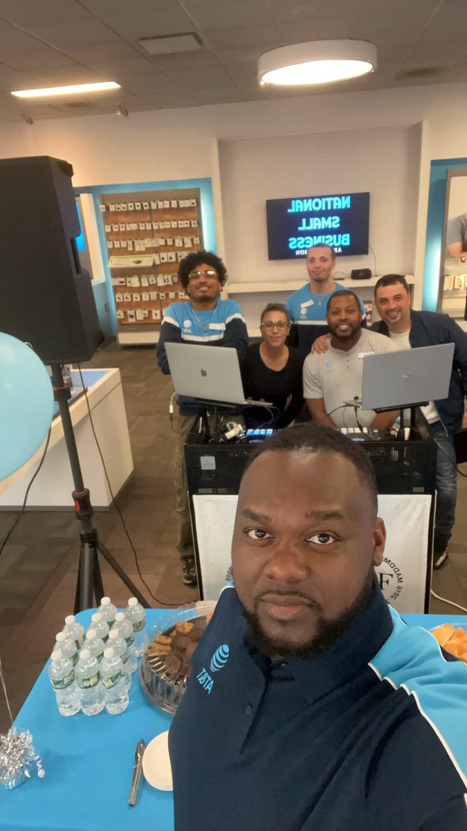 Bonilla_Bibi's tweet photo. As We Come To An End of National Small Business Week
We’re Celebrating Local Small Business With Vibes ! Our own ASM @Ant_Grand DJn for Us Along With Terell
@firas_smadi @RiveraKelvin1 @keroninc
#SmallBusinessWeek #LifeAtAtt
#TheYoke #TeamRivera https://t.co/2gYkkoQSwR