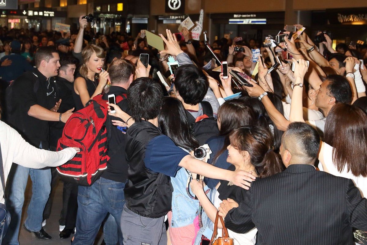 Throw🔙| 9 years ago today, Taylor Swift's arrival caused for flight delays in Tokyo