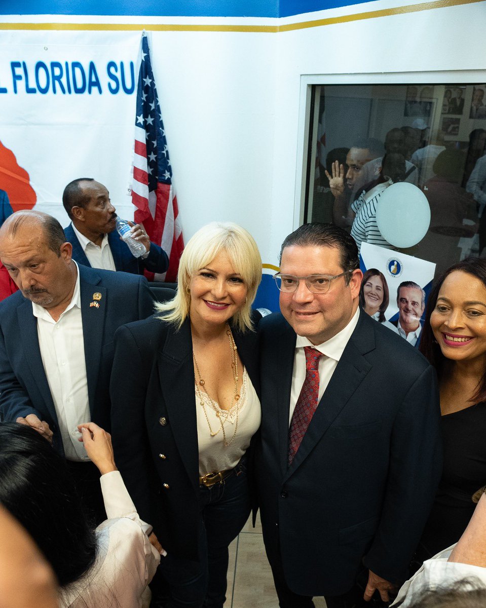 Hace unos días, compartiendo con mi gente de la diáspora en Miami. En esta ocasión, reunido con mis compañeros y compañeras de la seccional de Florida Sur, conversando sobre los logros de @luisabinader en este primer gobierno, y los que faltan 😉 @PRM_Oficial