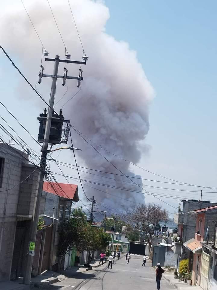 @pciviledomex una explosión en una bodega donde se almacenaban productos pirotécnicos, ubicada en la Colonia San Miguel Otlica, en el municipio de #Tultepec. No hay lesionados.