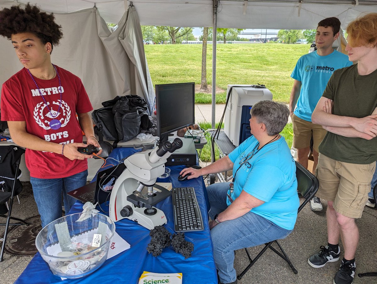 Brilliant fun at the @COSI Science Festival today. Loads of folks of all ages got their first taste of #light and #electron #microscopy at the @MetroHS booth imaging everything from Velcro to rose petals. @Hitachi_EM @MicroscopySoc