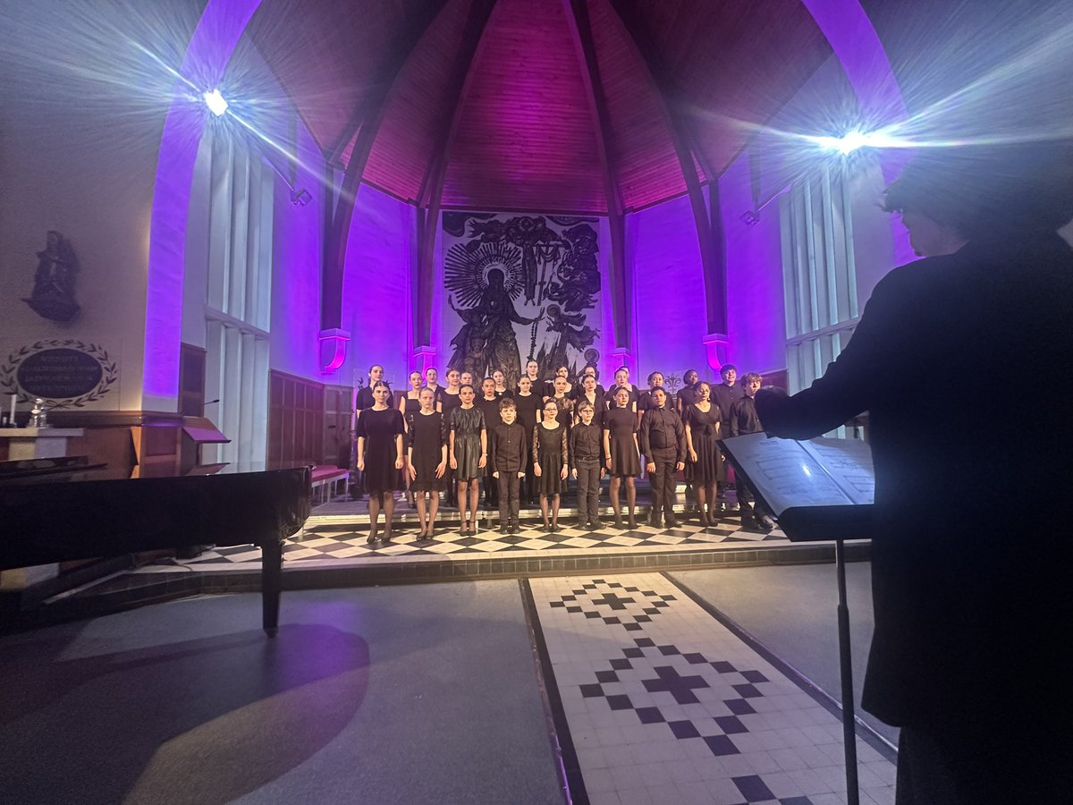 Au <a href="/Festivalauvers/">Festival Auvers/Oise</a> la maîtrise de Taverny a côtoyé le sublime. Fière et bouleversée d’avoir entendu entre autres le cantique de Jean Racine de Fauré et le Laudate dominum de Mozart aussi bien chantés, une façon de toucher le divin du doigt.