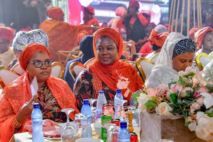 Farmer Governor Mohammed Umaru @HonBago attended the wedding reception of his Deputy Chief of Staff, Abubakar Sadiq Yusuf, @Mr_Sadeeq and his wife, Madina Ahmed Abdulkadir in Abuja. He encouraged the couple to be patient and tolerant towards each other, seeing their marriage