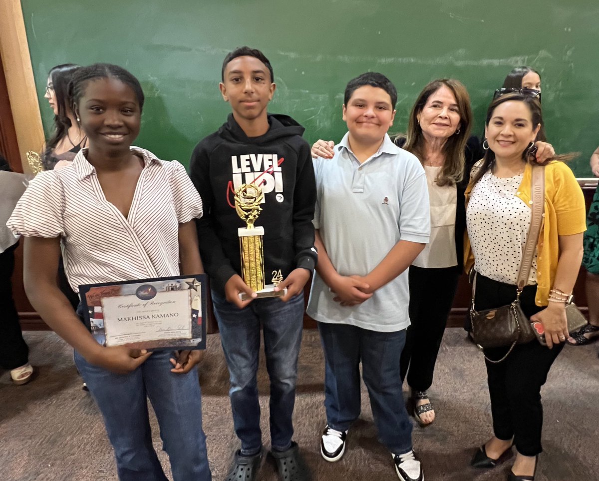 Congratulations to all our top scholars in the Do the Write Thing contest!! Your writing skills ✍️ are amongst the top scholars in the city! #MissionPossible @SVarela_AMS @MChavez_AMS @iGalindo_AMS @JEspinoza_AMS @KBaxter_CI