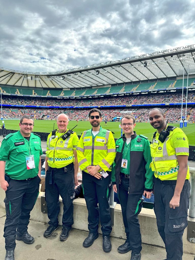 London CRU volunteers were out on bikes and in other clinical roles today @Twickenhamstad for the #ArmyNavy matches between @RNRugby @armyrugbyunion 🏉