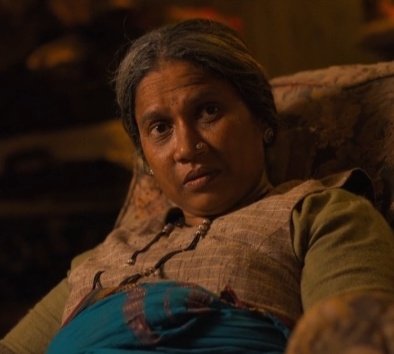 manju maayi, a woman who has been wronged by her husband and son, although high self-esteemed and authoritative, in her oldage when she deserves care and family, sells tea on platform.

she is a 'laapataa lady'. 4/13