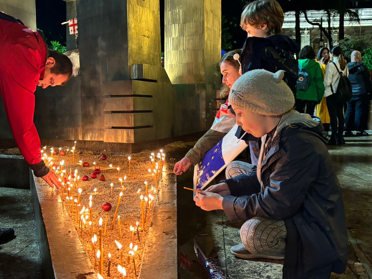 🕯️ Protesters are lighting candles at the Memorial of 9 April, which honors those who were massacred on Rustaveli Ave. on 9 April 1989 during Soviet rule. #NoToRussianLaw #RussianLaw #Georgia #Tbilisi #GeorgiaProtests #TbilisiProtests