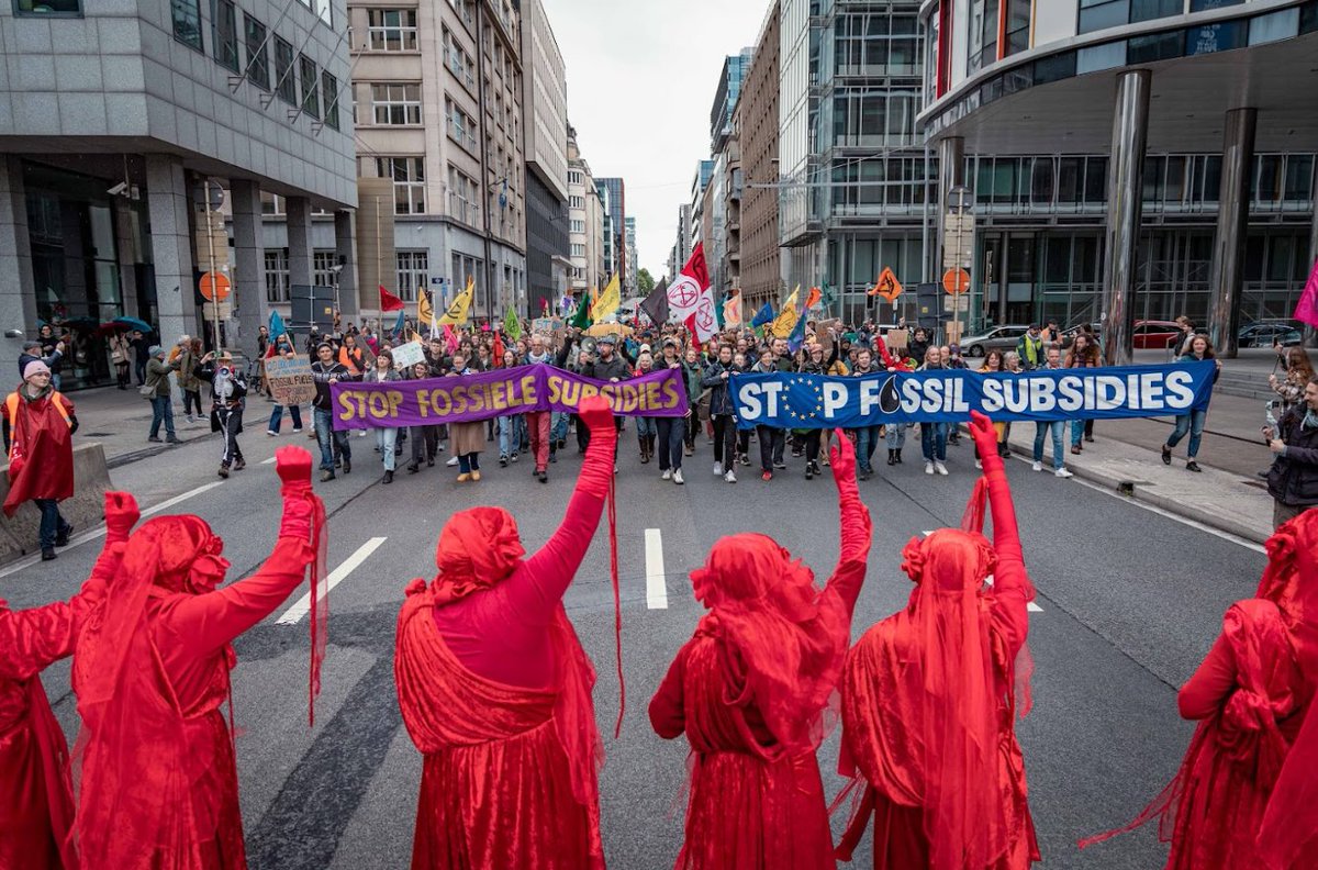 XR_Belgium's tweet photo. 🚨405.000.000.000€ each year in subsidies to fossil fuels - that's 10x more than is spent on climate policies 🤯

That's why today on #EUOpenDay we blocked Brussels with a clear message: #StopFossilSubsidies!

Despite police violence, we stand in our rightful place! https://t.co/HsvEBMOA80