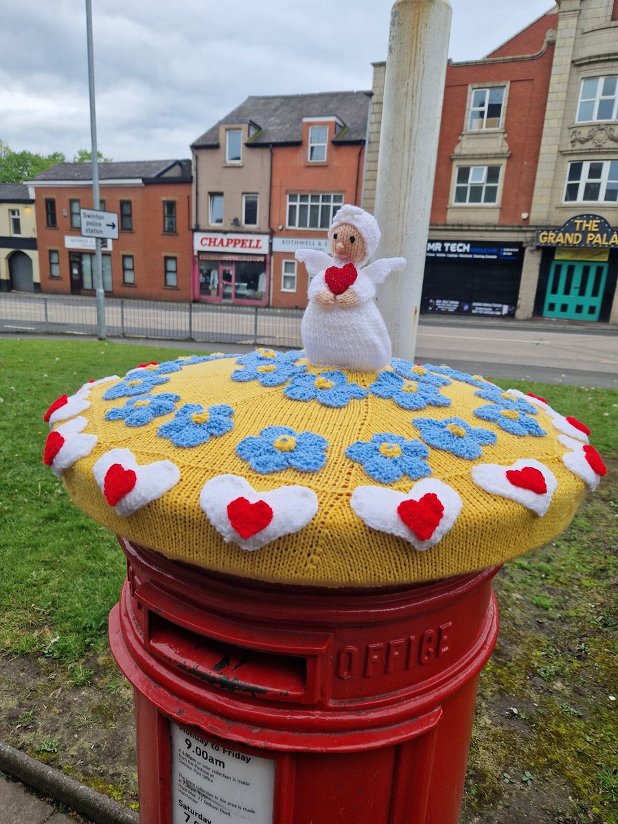 Happy #PostboxSaturday people. Another cheery post box topper in our local area - Manchester - created by my lovely friend. @letterappsoc