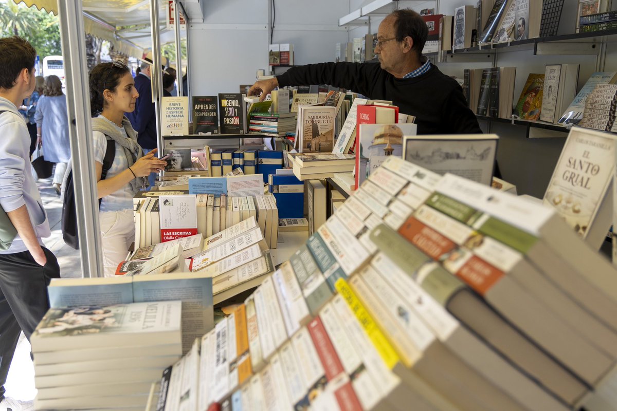 ❤️‍🔥📚 Nos encantan las instantáneas que nos dejan las mañanas de la #FeriaLibroMálaga2024 ❤️‍🔥📚