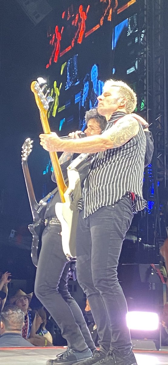 Happy birthday to my favorite bass player, @MikeDirnt 🤍