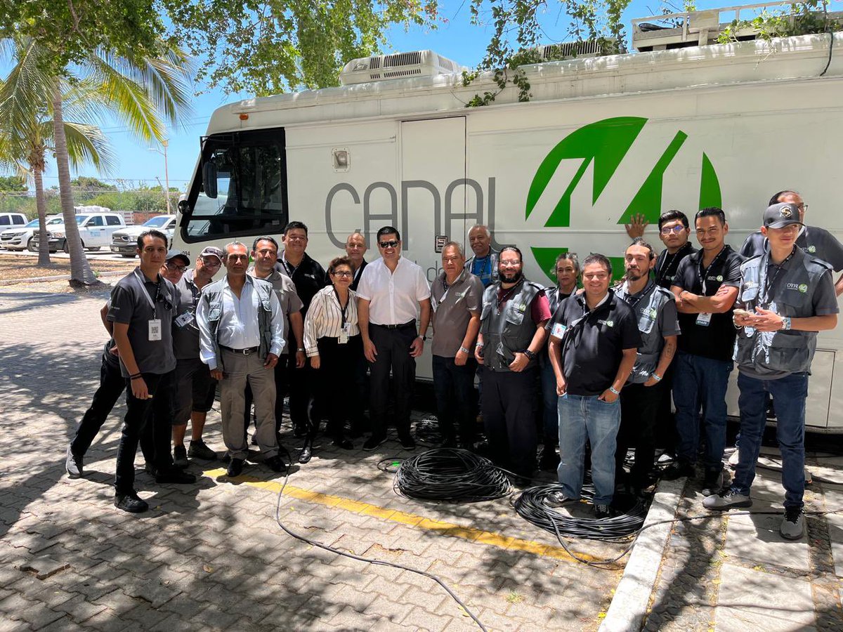 Todos listos para la producción y transmisión del tercer debate entre candidatas y candidato a la gubernatura de Jalisco, organizado por el @iepcjalisco El equipo de producción de @CANAL44TV y @RadioUdeG presentes. @rvillanueval @udg_oficial @CUCosta