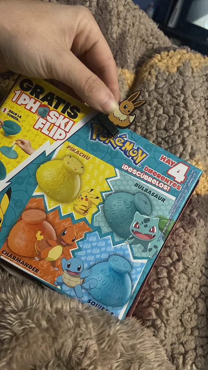 Marina_Valiente's tweet photo. @phoskiters tercera caja que compro con la ilusión de encontrarme el flip y vuelvo y mi sorpresa es al abrirlo y nuevamente encontrarme con promos anteriores. ES UNA VERGÜENZA https://t.co/S1o68Qej9G