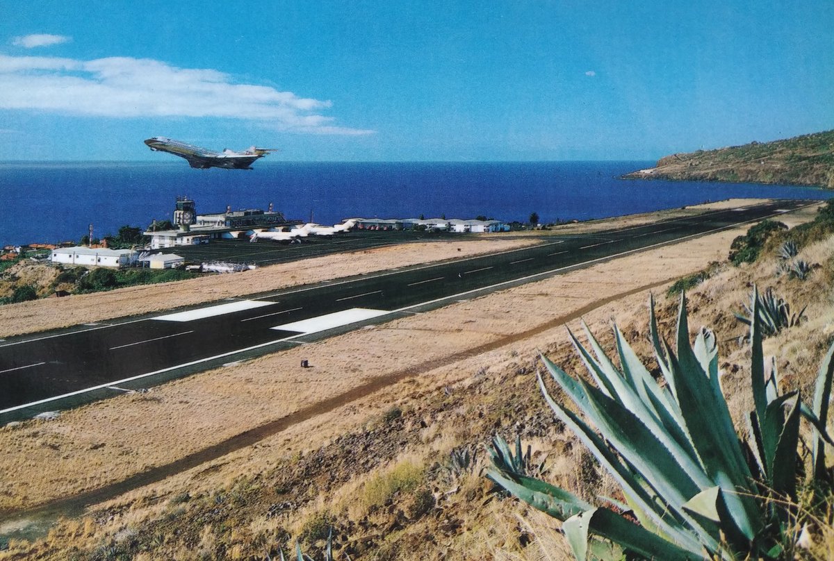 Descolagem de um Boeing 727-100 da TAP da velha pista 06 do Funchal nos anos 70. Embora a pista tivesse apenas 1600 metros de extensão o B727 precisou de menos de metade para descolar e já vai bem alto. Com o trem recolhido e os três motores Pratt & Whitney JT8D-7 em regime