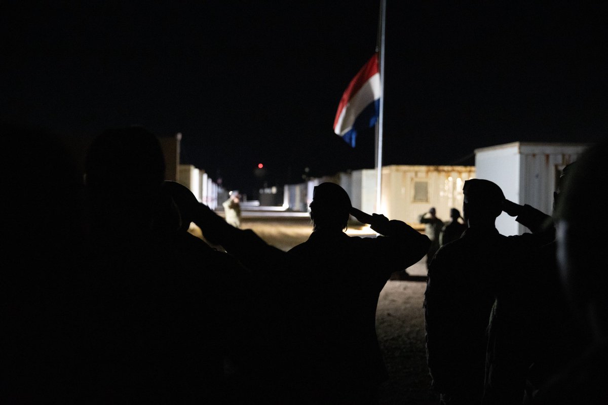 Ook in Irak is op verschillende locaties door Nederlanders stilgestaan bij de Nationale Dodenherdenking. Waaronder op Al Assad Airbase. Waar het opbouwdetachement, 1e stafleden van het Helikopterdetachement en National Support Element een bijdrage leveren aan de NMI-missie.