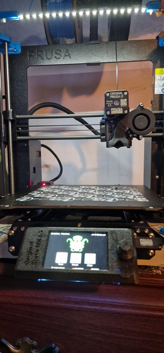 The @Prusa3D Sloth Mk3.5 is alive and printing via octoprint!
Prusa link is fantastic but the random password each time is slightly annoying, kept the 3.5 sticker in my spares as this is a sloth printer now!