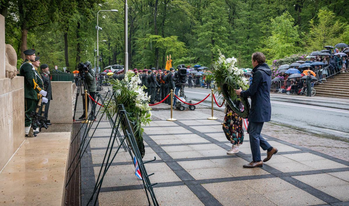 Vandaag waren we twee minuten stil in Nederland om alle oorlogsslachtoffers te herdenken. Een eer om dat te doen bij ceremonie op het Militaire Ereveld Grebbeberg, tussen de graven van mensen die het ultieme offer hebben gebracht voor onze vrijheid.

#Dodenherdenking #4mei