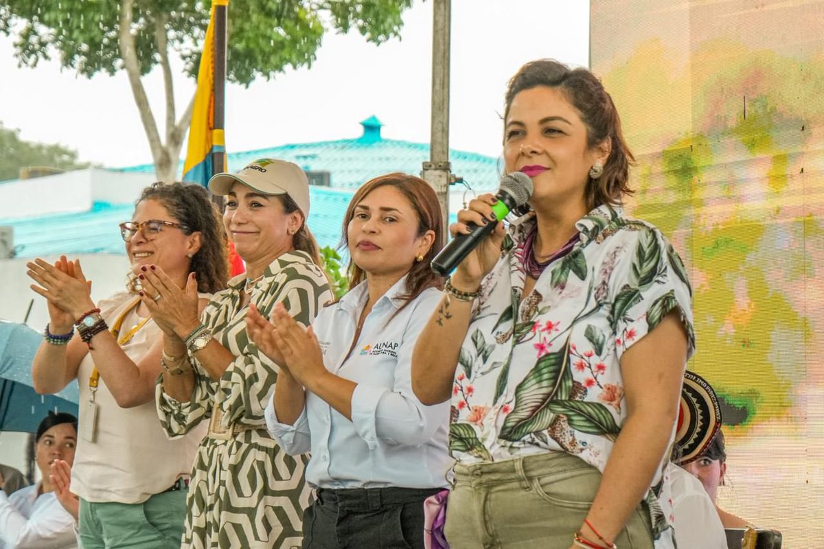 Hoy el país sintió que la #ReformaAgraria marcha al ritmo de los corazones de las 1150 familias que recibieron 6 mil hectáreas de tierras en todo el país. Aquí está su Gobierno e instituciones Presidente @petrogustavo cumpliendo su legado! La Tierra para quien la trabaja! La…