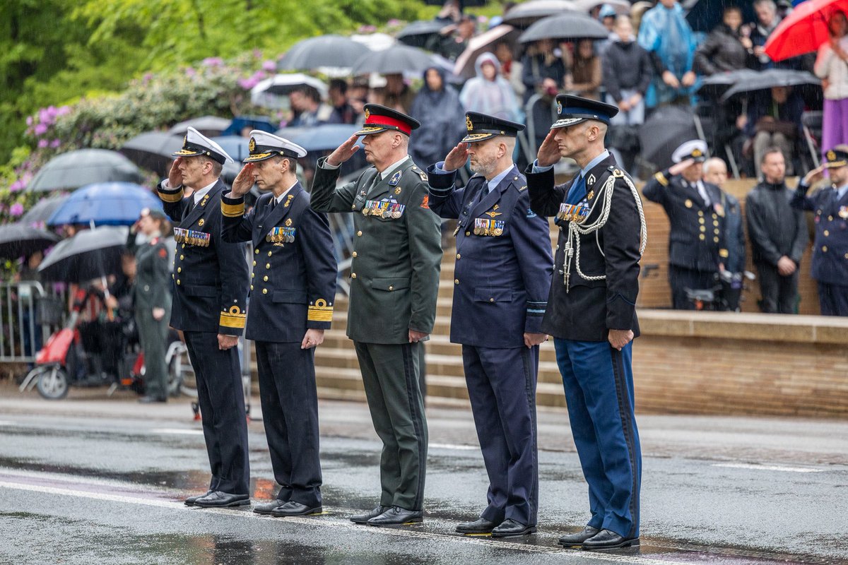 landmacht's tweet image. Met het luiden van de klok op de Grebbeberg begon vanavond in Rhenen de Nationale Militaire Dodenherdenking. Elk jaar herdenken we op 4 mei de militairen die sinds 10 mei 1940 waar ook ter wereld voor het Koninkrijk der Nederlanden zijn omgekomen tijdens een militaire dienst.