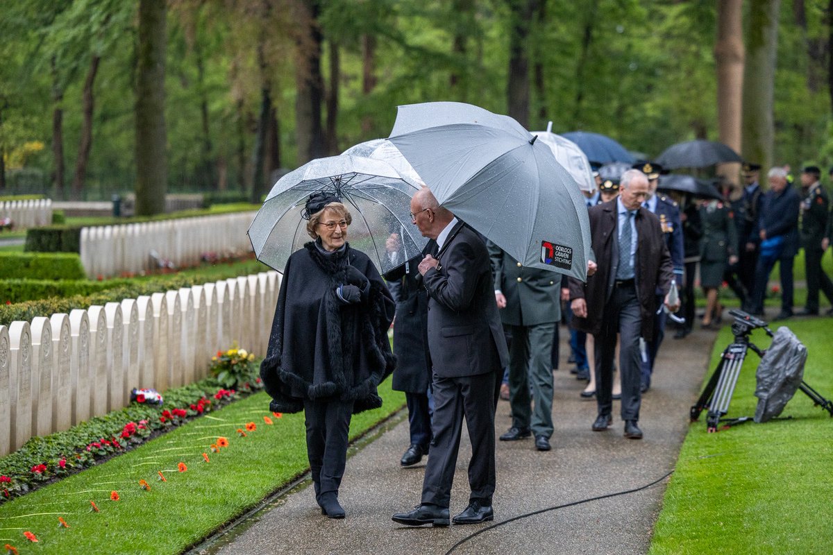 landmacht's tweet image. Met het luiden van de klok op de Grebbeberg begon vanavond in Rhenen de Nationale Militaire Dodenherdenking. Elk jaar herdenken we op 4 mei de militairen die sinds 10 mei 1940 waar ook ter wereld voor het Koninkrijk der Nederlanden zijn omgekomen tijdens een militaire dienst.