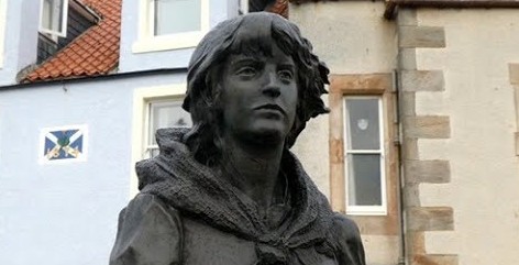 Tour #Scotland 4K travel video Blog of popular memorial to fishermen lost at sea on history visit and trip to #Pittenweem on coast of #East #Neuk of #Fife. Sculpture depicts a woman and child looking out to sea created by Edinburgh artist Alan Herriot tour-scotland-photographs.blogspot.com/2020/12/memori…