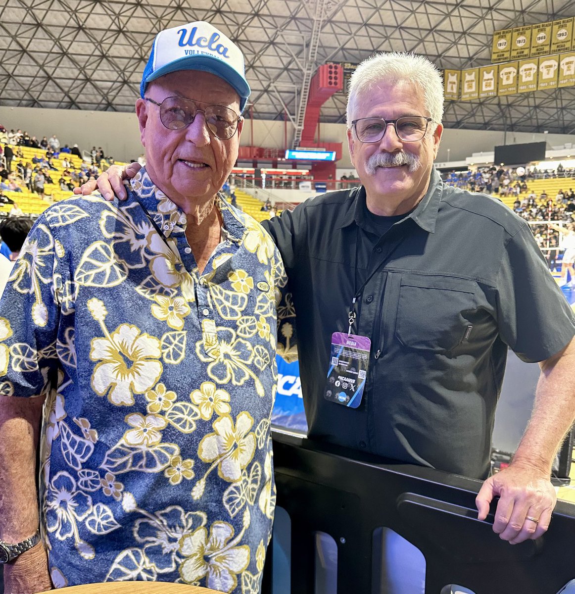 OK, it’s not a mascot shot. But SO much better. With legendary ⁦@UCLAMVB⁩ coach Al Scates, the greatest ⁦@NCAAMVB⁩ ⁦@ncaamvolleyball⁩ figure ever!
About 35 minutes until first serve ⁦@UCLA⁩ vs. ⁦@LBSUMVB⁩