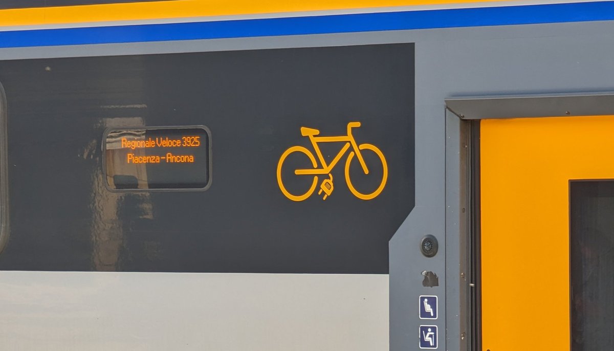 Har varit ute och åkt tåg några dagar. Sedan vi lämnade Sverige har alla tåg haft vagnar med denna symbol. Danmark, Tyskland, Österrike och nu Italien. Många bikepackers och andra som kombinerar cykel och tåg. Återigen. Varför inte SJ?