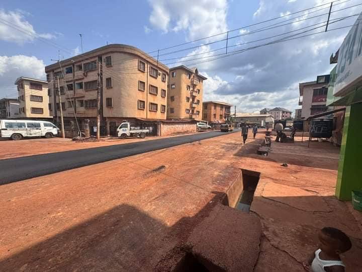 This is how Enugu state government led @PNMbah are constructing roads in Enugu state. Just chere nu udu mmiri n’abia 😒