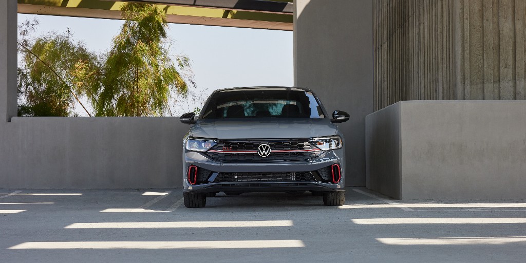 Zooming through life, one sleek curve at a time. 🚗💨 
📸 2024 Volkswagen Jetta GLI Autobahn | 🔗 bit.ly/44vesWs
#Volkswagen #Jetta #GLI #AutoBahn