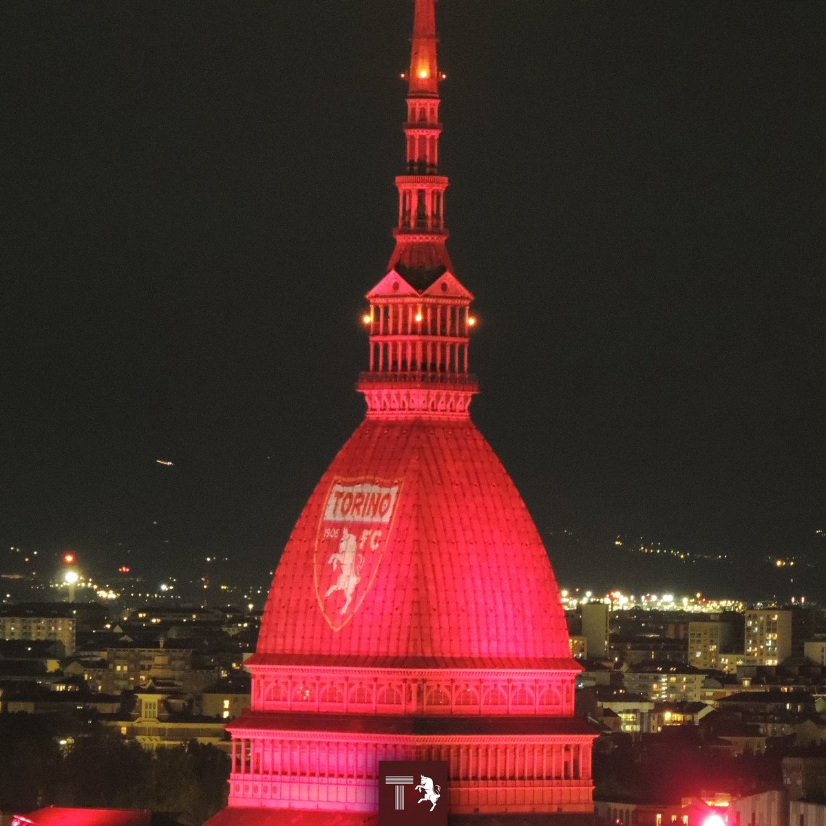 🤎💫 La nostra città. Il nostro simbolo. Il nostro colore. La Mole Antonelliana si colora di granata per il #GrandeTorino. #4maggio #SFT #FVCG