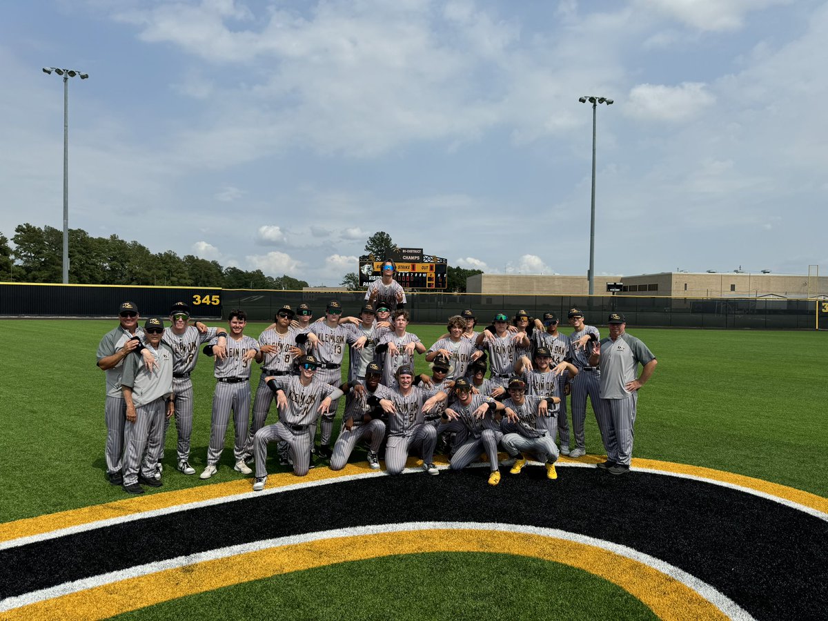 @Oak_baseball closes out the series with a Bi-District Championship win over Cy-Woods! Complete game pitched by Ben Millhouse, Grand Slam by @abhardy23 & solo shot by @MattScottII drive in the 5 runs. #NEXT #OakEm @KleinOak @thomashensley @KleinISDAth