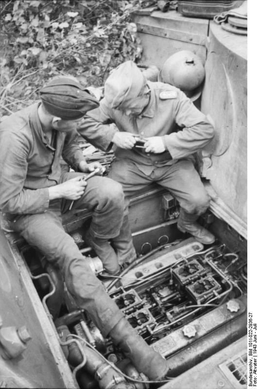 German tanker performing maintenance on a Tiger I heavy tank near #Kursk, Russia, in 1943.