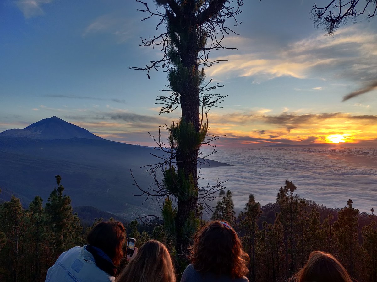 Espectacular vistas y puesta de sol. El Teide y poniéndose el sol tras La Palma.
Gracias a la organización por preparar esta visita tan interesante.
#aos24tenerife