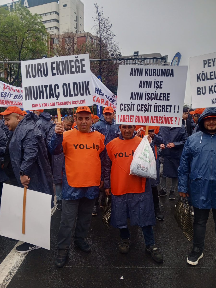 Karayolları nda 1 gün çalışmamış kişiler kadrolu olarak işe alındı Karayollarına Yıllarını veren Taşeron İşçiler sadece Asgari ücretle sefalete mahkum edildi. Adalet bunun neresinde.
Karayolları Yol Bakım Taşeron İşçileri Kadro istiyoruz 
ŞimşekTaşerona EngelOlma 
<a href="/memetsimsek/">Mehmet Simsek</a>