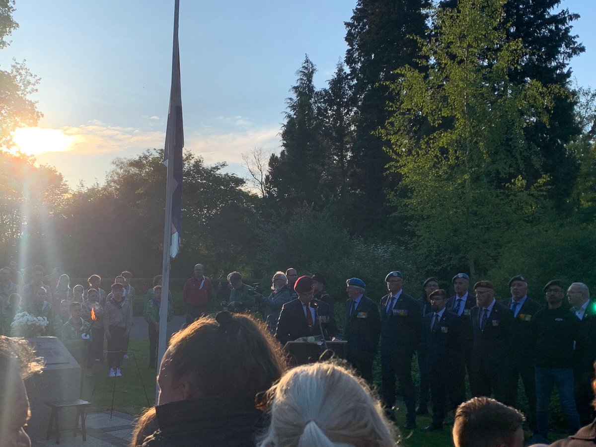 Vanavond een mooie #Dodenherdenking in @GemHoogeveen bijgewoond.Geen gekkigheid met fouilleren en ticketverkoop #4mei zoals in mijn woonplaats Amsterdam.