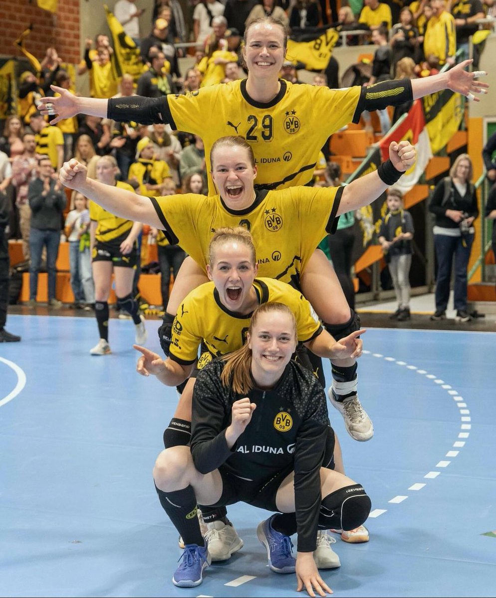 👍🖤💛💪
Das sind nicht die Bremer Stadtmusikantinnen, sondern jubelnde #BVB-Handballdamen. Mit dem 33:16-Heimsieg gegen Sachsen Zwickau verteidigte der Bundesligist den zweiten Platz und steuert auf Europapokal-Kurs.
Die 21-Gruppe gratuliert zum Sieg!
(Foto: @BVB) @stadtdortmund