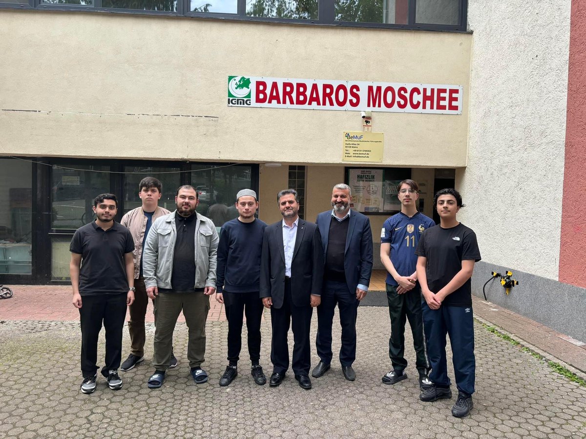 Mainz İlahiyat meslek omumumuzu ziyaret ettik. Lyon bölgemizden gidip öğrenim gören 6 öğrencimizle ve okul müdürümüz Abdulvasih hocamızla hasbihal ettik. Rabbimiz geleceğin İmam Hatip’leri olacak olan bu güzel gençlerimize zihin açıklığı versin. Amin.