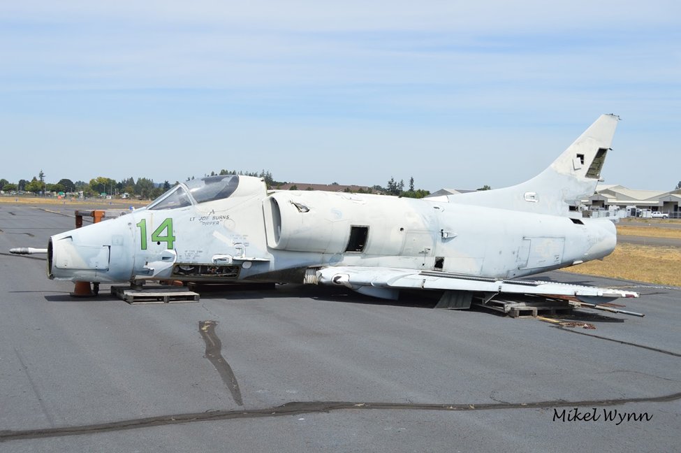 Finding two A-4 Skyhawks at Albany Municipal Airport, Oregon piqued my curiosity. A Skymaster appears to have been cast aside along with them. 1/6 #planespotting #avgeek #aviationdaily #aviationlovers #aviation #milair