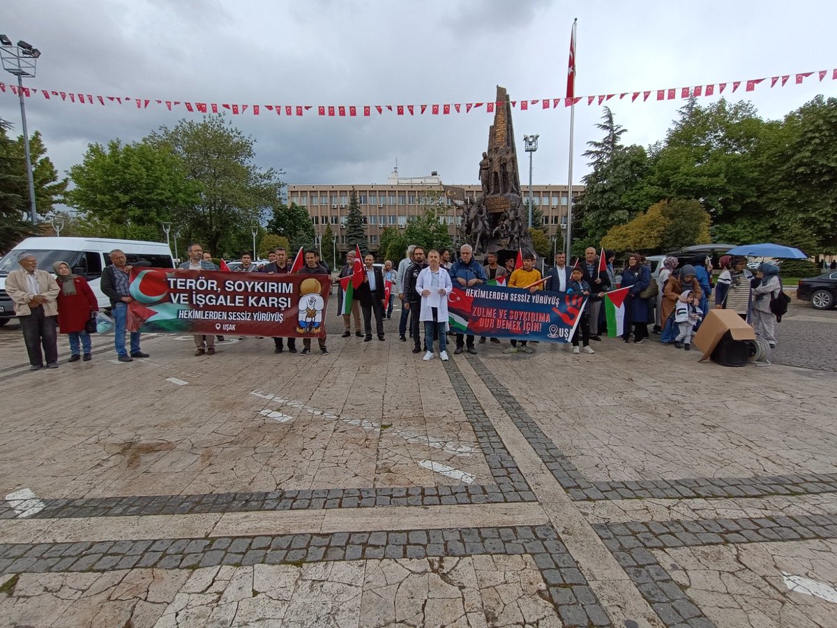 Bombaların, kitle imha silahlarının dehşetinden kurtulabilen insanlar, yetersiz beslenmenin, susuzluğun, salgın hastalıkların pençesinde ölüme mahkum ediliyor. 
Sessiz Yürüyüşümüz 25. Haftasında! Uşak'taki yürüyüşümüz, Ulu Camii Meydanı'ndan başlayıp Valilik önünde sona erdi.