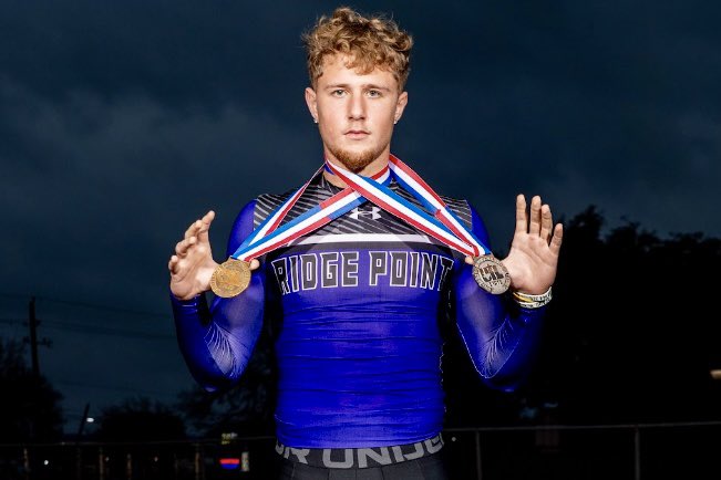 UIL STATE TRACK & FIELD UPDATE🏆 Ridge Point’s @mason_dossett2 claims the state title in the 6A Men’s 110m Hurdles event, with a time of 13.44 secs! 1st - Mason Dossett, Ridge Point (13.44)🥇 2nd - Jayden Keys, Tompkins (13.62)🥈 3rd - Aidan McFarlane, Coppell (14.00)🥉