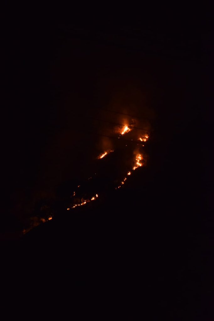 #Ahora || Se reporta un incendio de gran magnitud en uno de los cerros que divide Tepecoyo y Sacacoyo