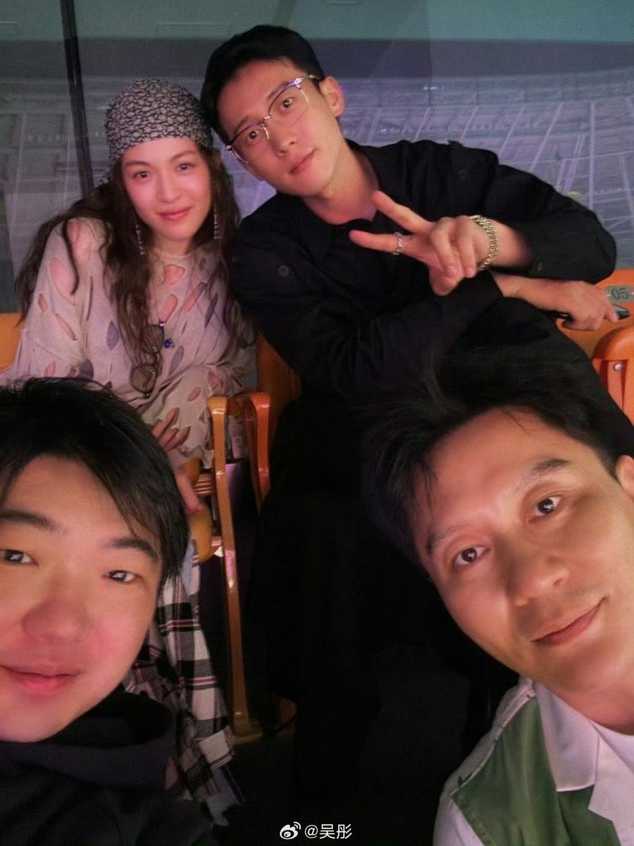 Variety show producer Wu Tong shares selfie with #LiChen, #ZhongChuxi, and #HouWenyuan as they attended Teens In Times’ concert