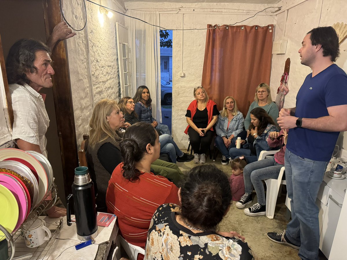 Estuvimos reunidos con los vecinos del
Barrio Uruguay, conversamos y escuchamos las problemáticas del barrio.
Seguimos barrio a barrio para lograr un cambio.
@tabarevieraduarte @germancoutinho 
#volvealcolordetúcorazón