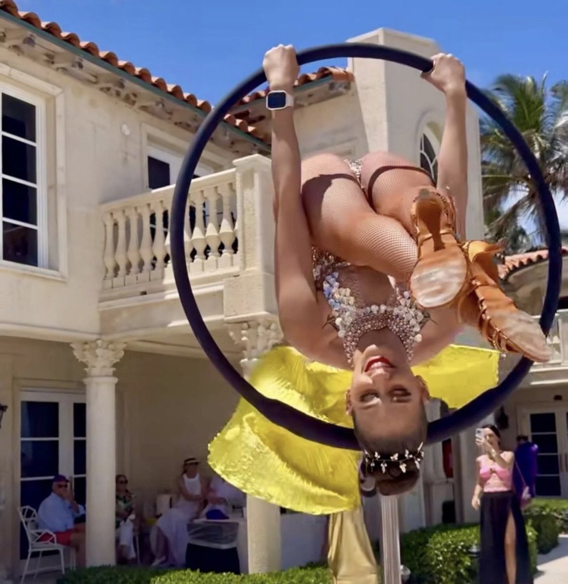 Poolside entertainment for Trump’s event tonight at Mar-a-Lago hosting the candidates to be his running mate.