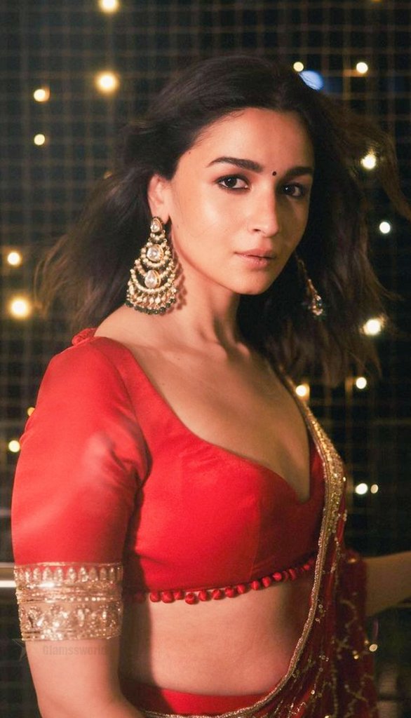 #AliaBhatt is looking tremendous hot in Red saree ❤️🥰.
Comment your opinion on this photo of #AliaBhatt #RanbirKapoor