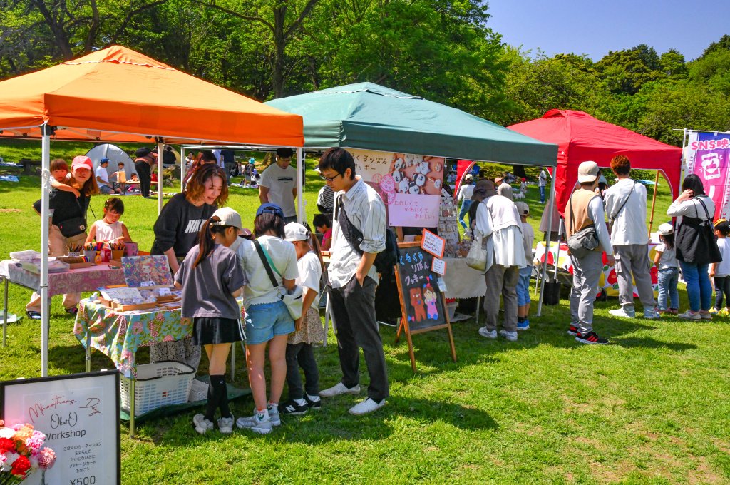 只今、富士市岩本山公園でイベント「おつかいマルシェ」が開催され、賑わいを見せています！