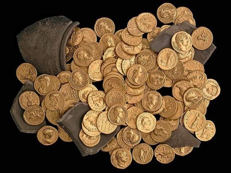 The Didcot Hoard :

This incredible Roman hoard was found by metal detectorist Bill Darley in 1995, near the Oxfordshire town of Didcot.

This hoard consists of 126 gold coins or aurei. The aureus (from the latin for “golden”) was the standard gold denomination of the Roman