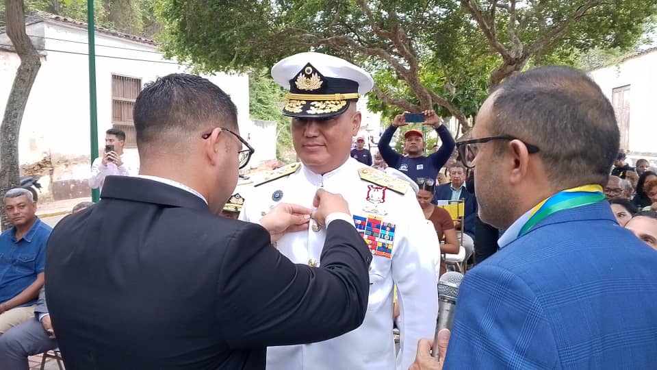 El Alm @_AshrafSuleiman, Comandante de la @VenezuelaAzul10 presidió la Sesión Solemne en la Plaza 'G/J Juan Bautista Arismendi' de Nueva Esparta hoy #4MAY, con motivo a conmemorarse el CCXIV Aniversario de la Adhesión de Margarita al movimiento independentista de #Venezuela.