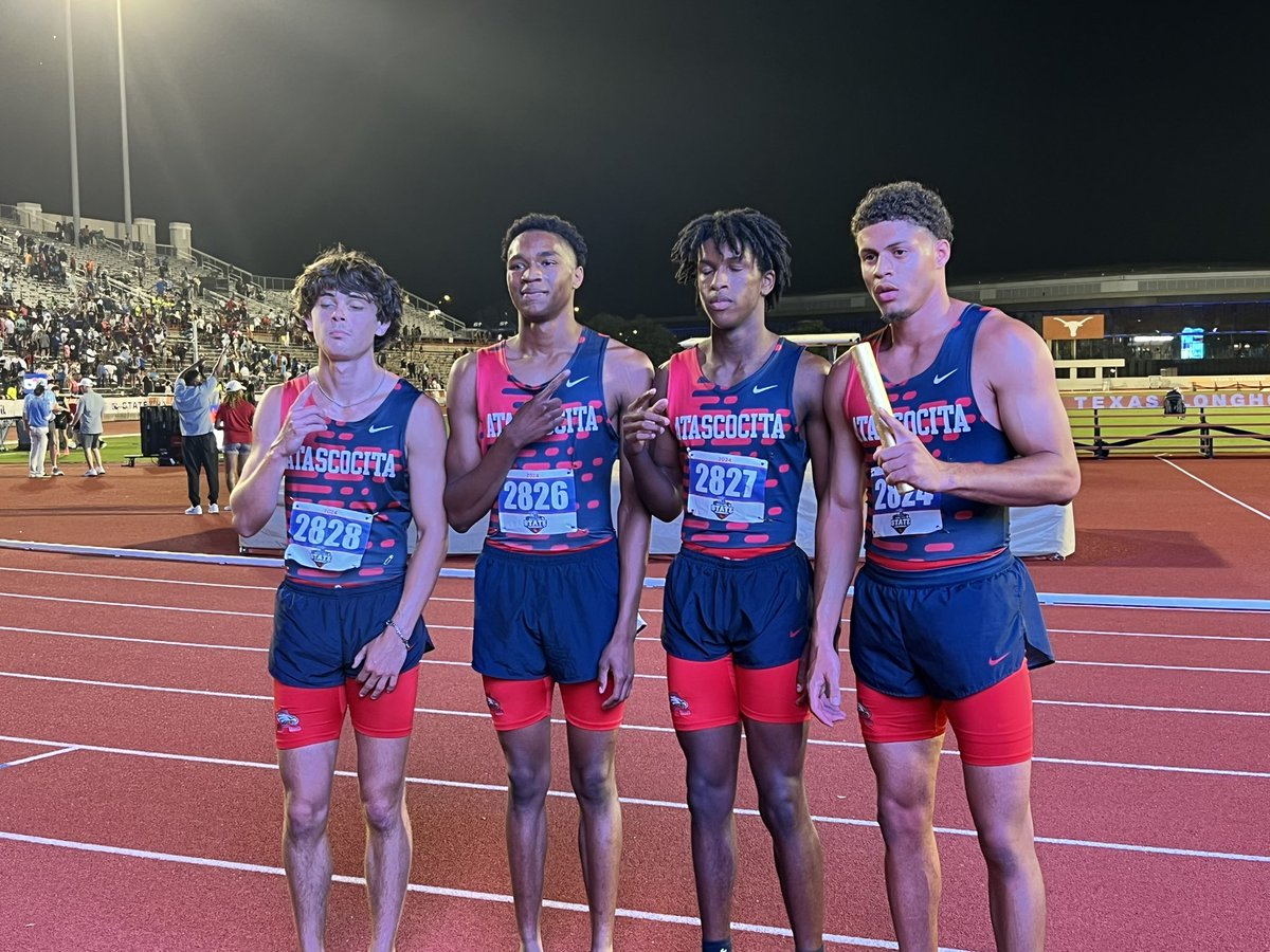 Final from the 4x400 relay: Atascocita takes home the hardware 3.10:26 🤯