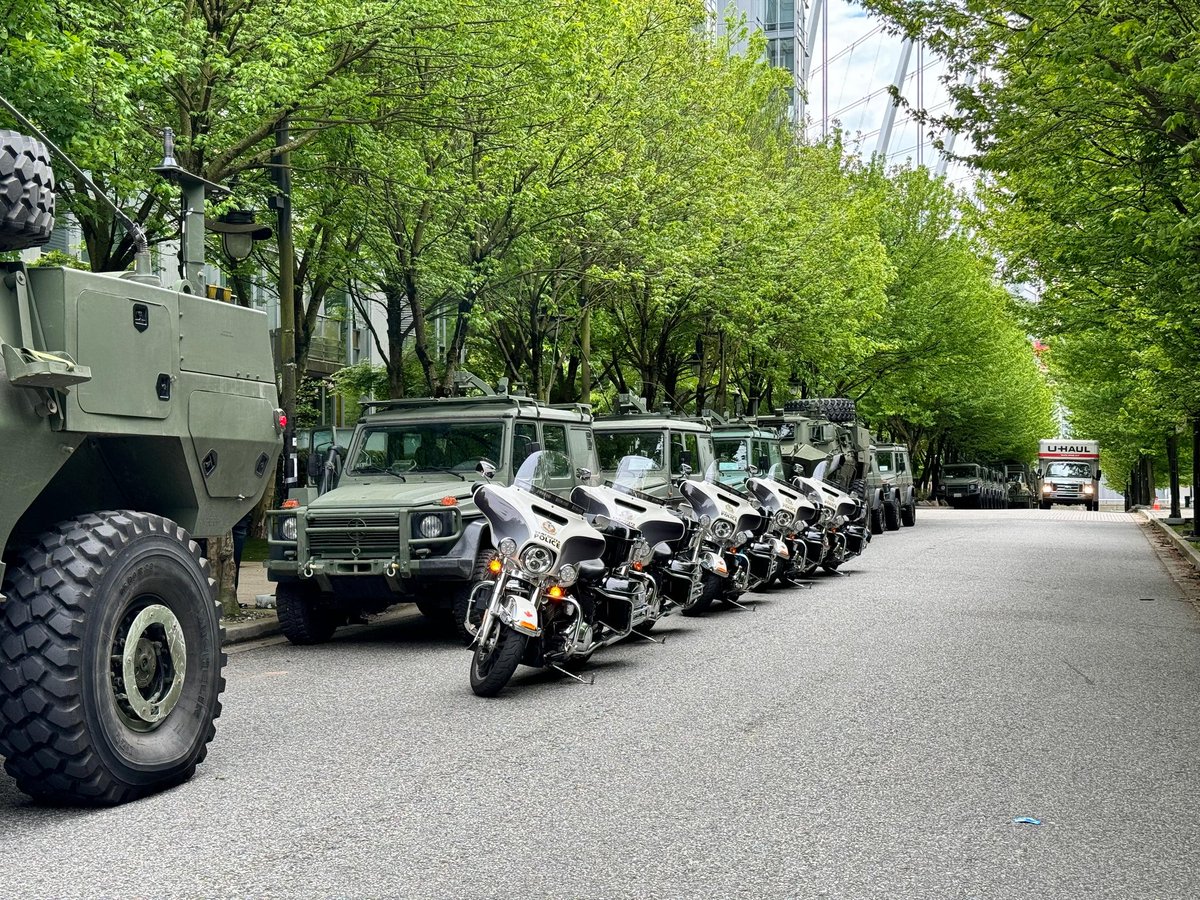 VPD Traffic members assist with British Columbia Regiment (DCO), Change of Command Ceremony. A convoy of 14 vehicles past Beatty Street Drill Hall Federal Heritage Building. #CanadianArmedForces #Canada